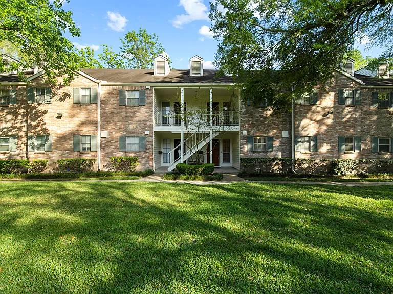 13010 Trail Hollow Dr — Photo 1