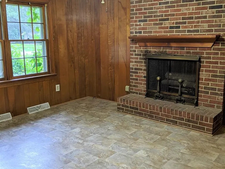 318 Jasper Ln — Photo 7