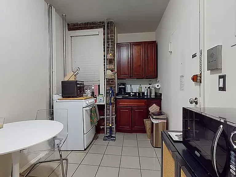 235 W 18th St #1FW — Photo 4