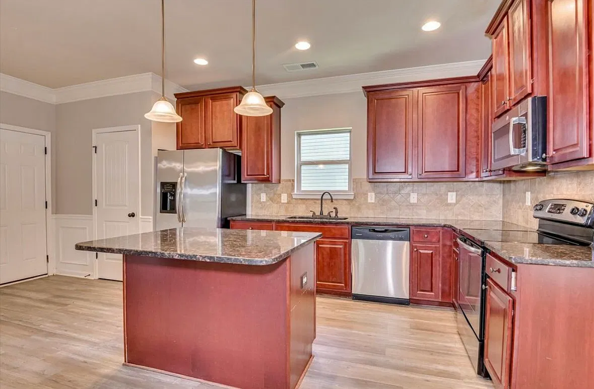5 bed, 2696 sqft, $2,650 — Photo 4