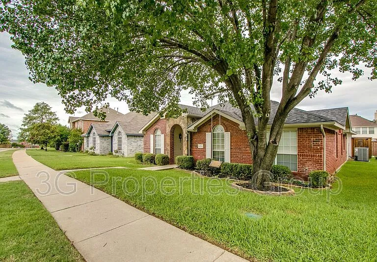 4516 Highridge Dr — Photo 3