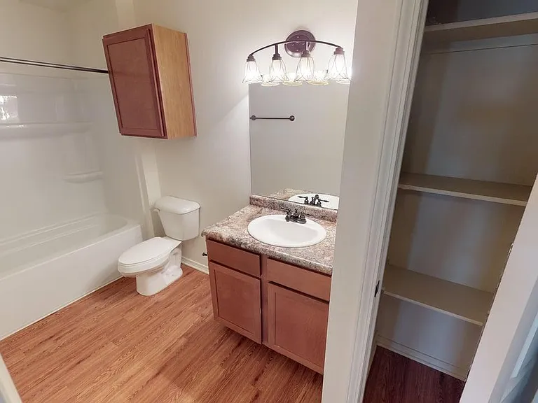 Metroplex Apartments — Photo 32