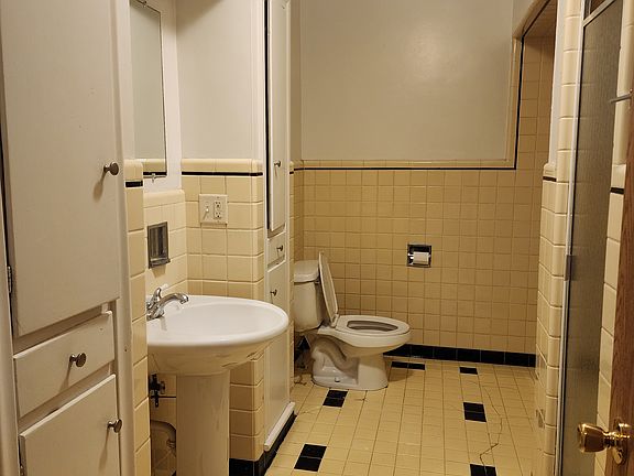 4th image of 1800 Douglas St #409