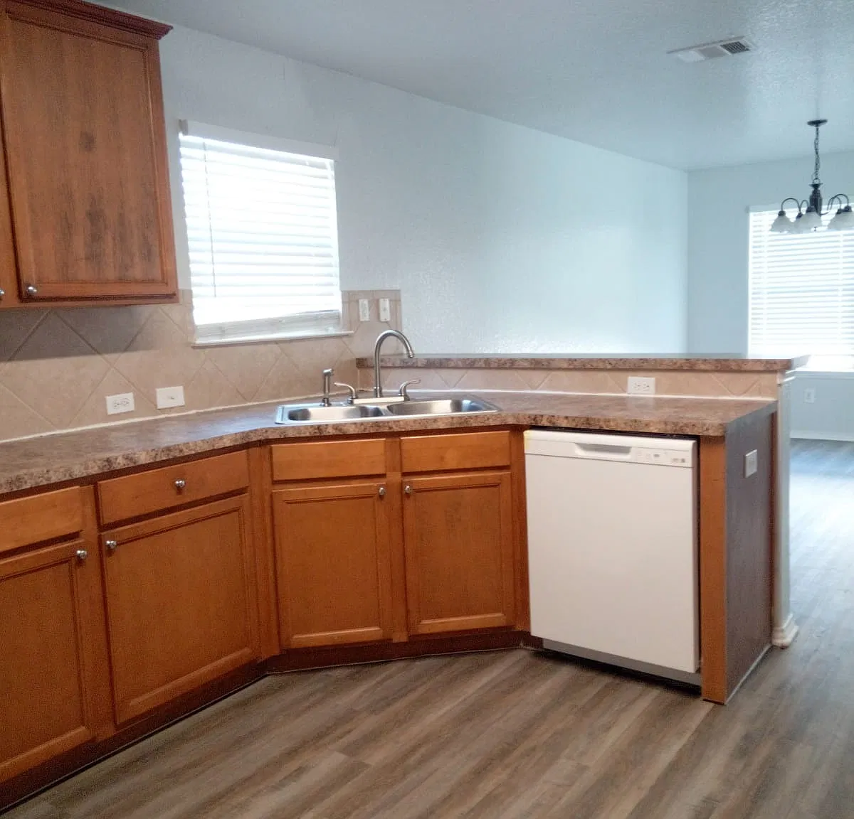 4 bed, 2.5 bath, 2500 sqft, $2,299 — Photo 3
