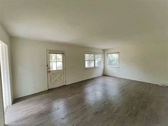 3rd image of 1944 Cloverfield Blvd APT A