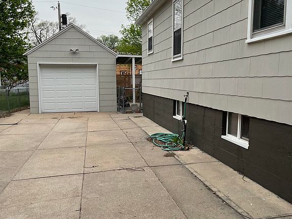 3rd image of 302 S Reynolds Ave