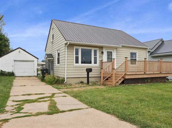 2480 1st St SW, Cedar Rapids, IA 52404