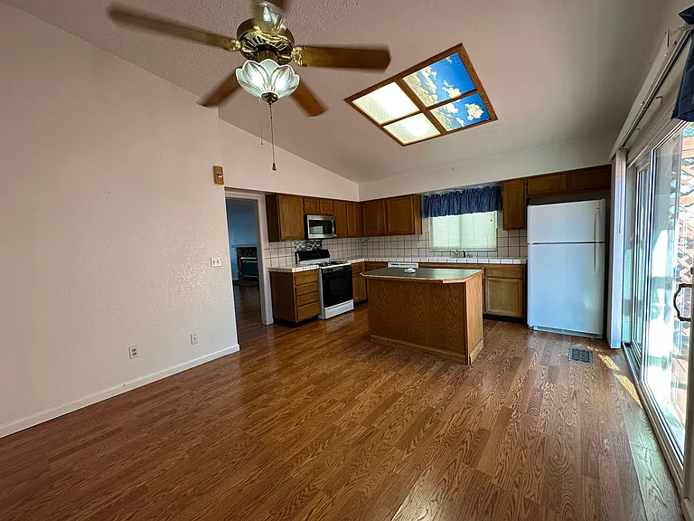 1213 Lawton Ct — Photo 14