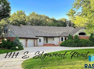1414 E Edgewood Rd, Sioux Falls, SD 57103