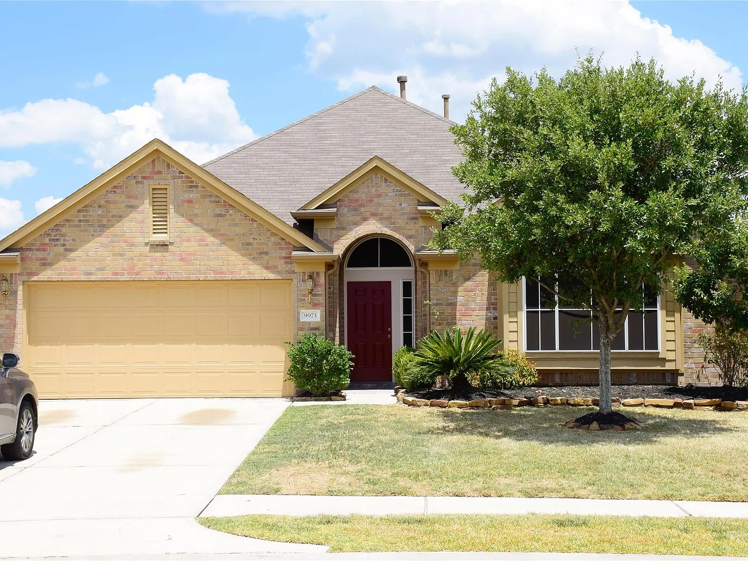 4 bed, 2.0 bath, 2319 sqft, $2,400 — Photo 4