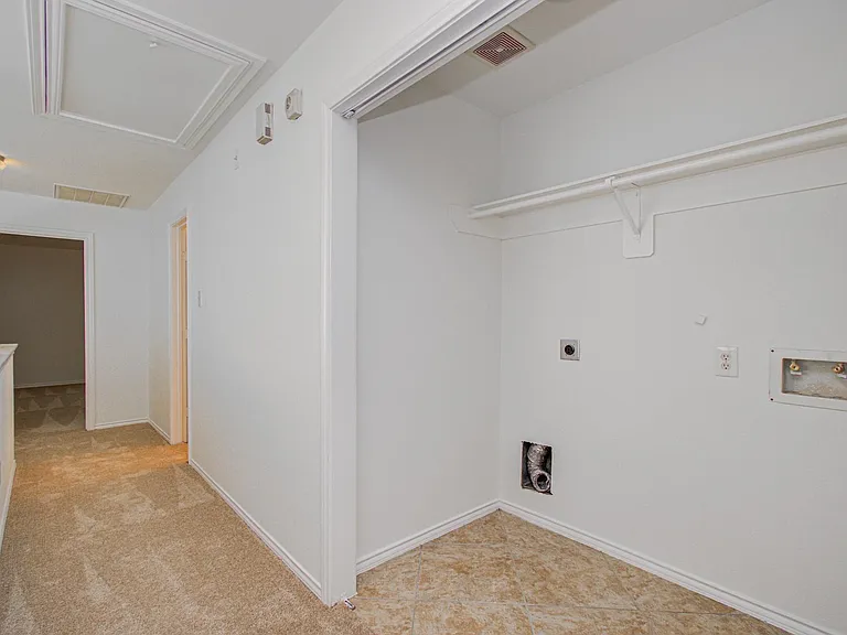 743 Hallsleigh Ln — Photo 23