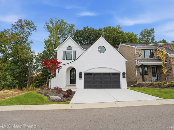 223 Summit View Ln, Milford, MI 48381