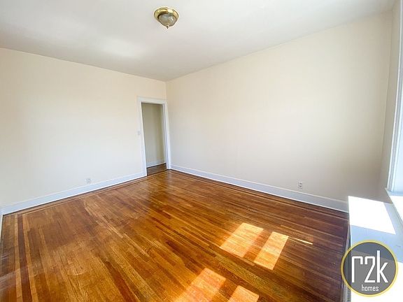 4th image of 20-75 38th St #1D