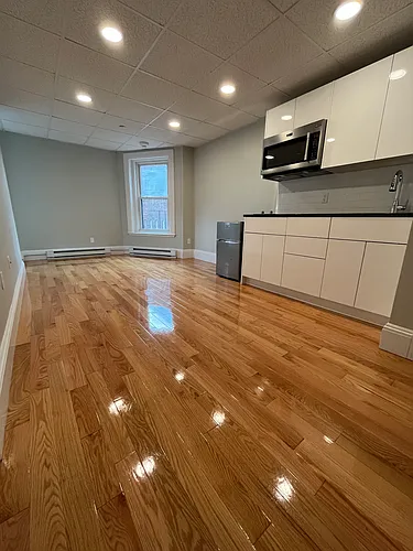 302 Newbury St Photo 1