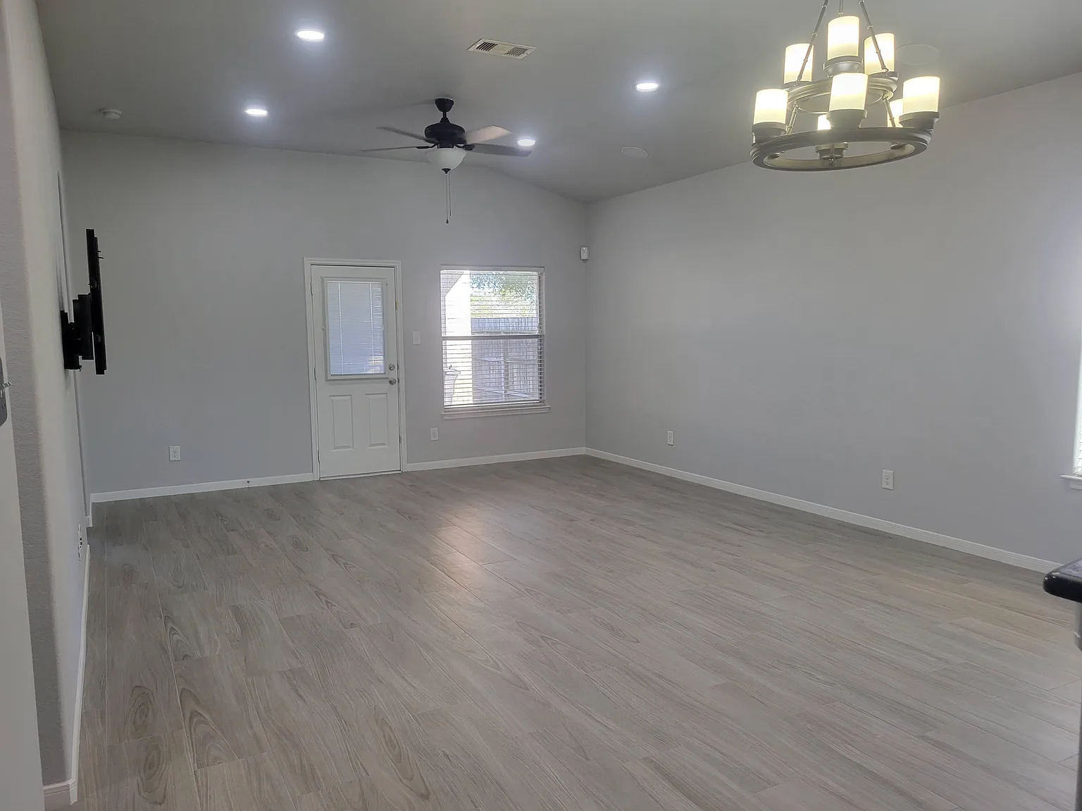 4 bed, 1950 sqft, $2,300 — Photo 4