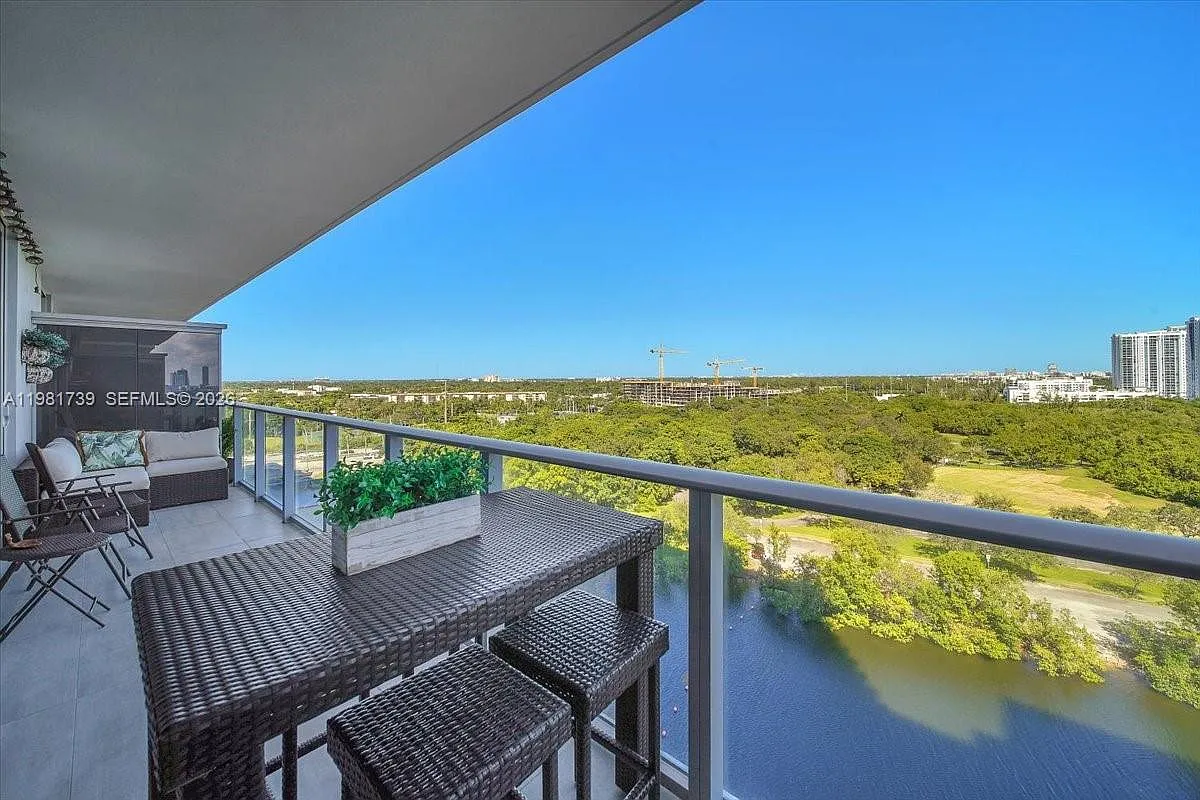 Building Photo - 16385 Biscayne Blvd #1104