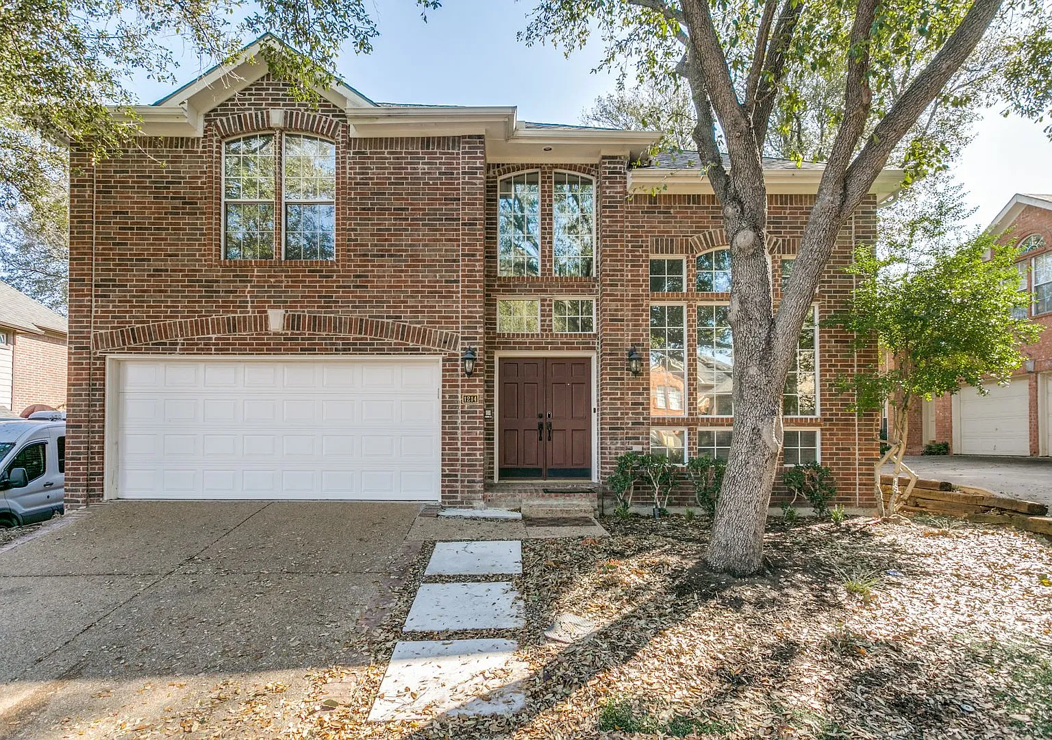 Luxury Home Full of Natural Light And Open Floor Plan — Photo 1