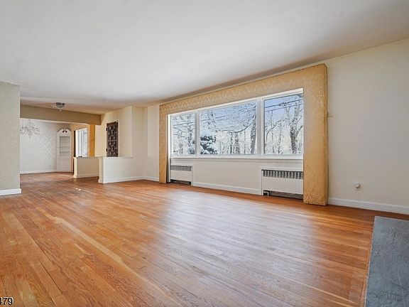 5th image of 28 Shunpike Rd