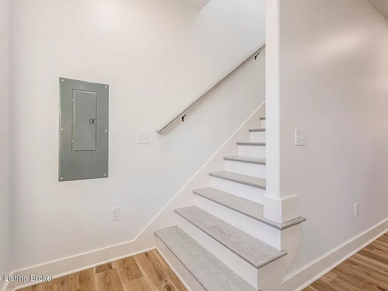 923 E Oak St — Photo 33