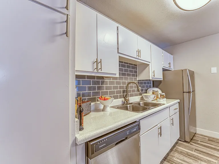 Las Brisas Apartment Homes — Photo 3