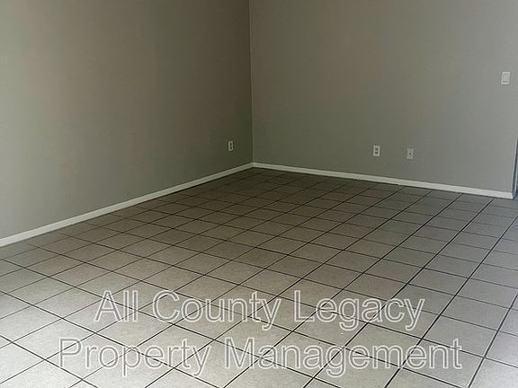 3rd image of 2942 Spruce Cir