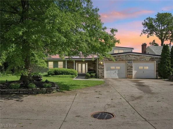 17428 Edgewater Dr, Lakewood, OH 44107
