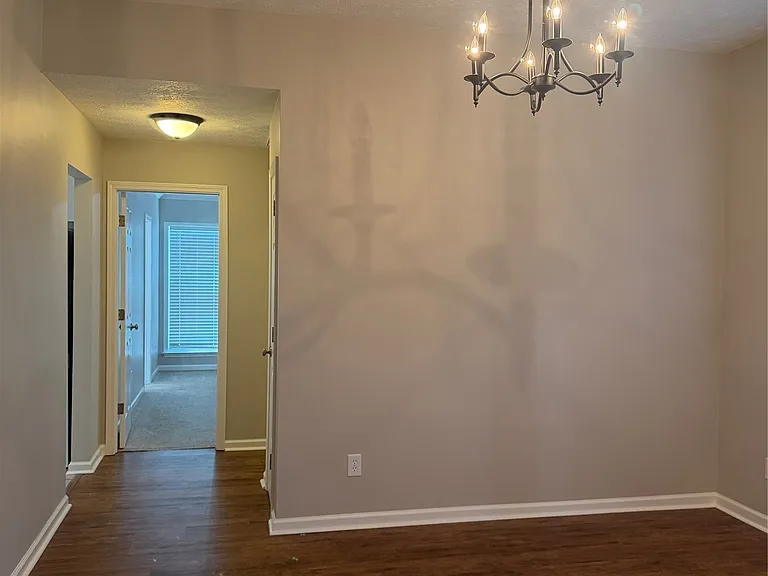 1136 Hallwood Ln — Photo 4