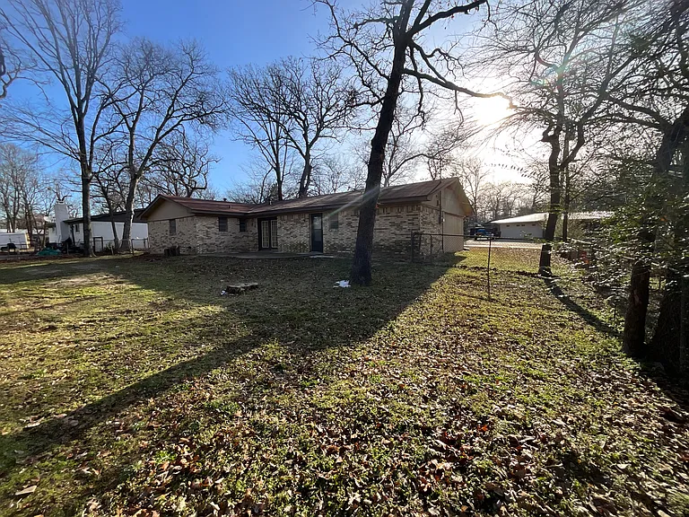 1361 Shady Ln — Photo 22