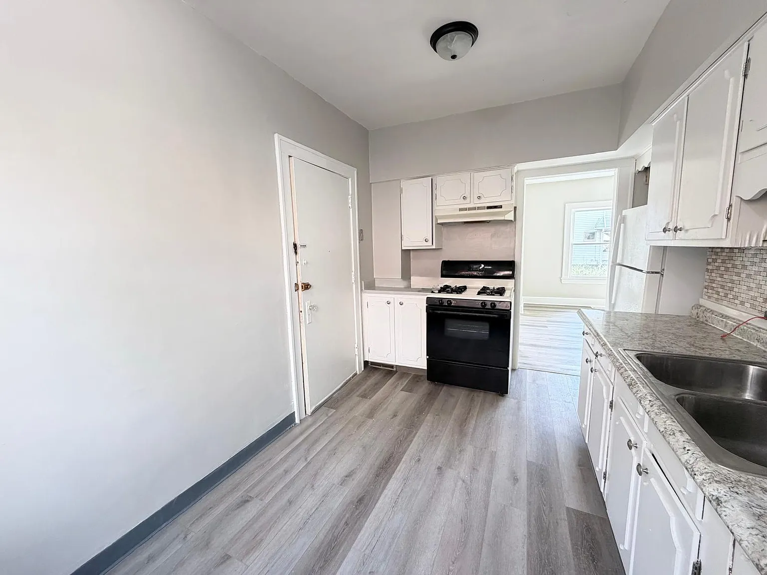 2 bed, 900 sqft, $1,025 — Photo 3