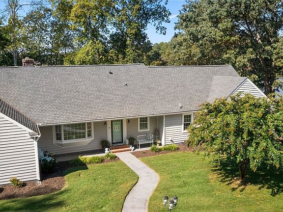 3rd image of 527 Woodmont Ln