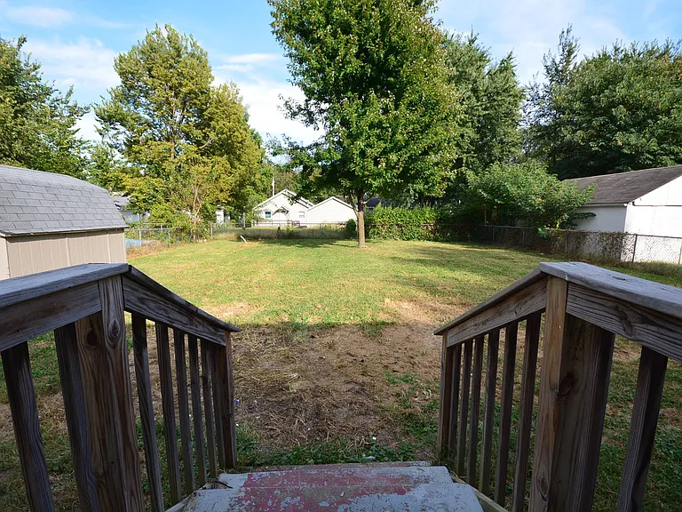 704 S Forest Ave — Photo 5