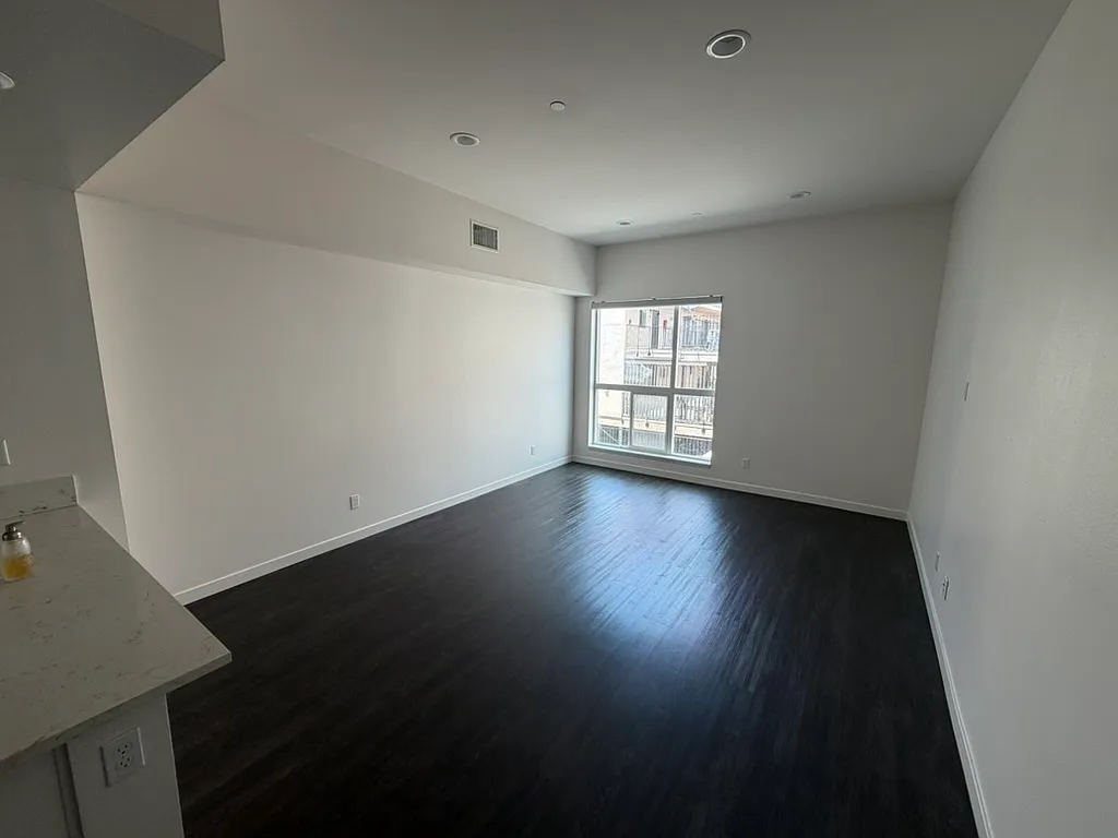 2 bed, 1.5 bath, 1200 sqft, $3,900 — Photo 2
