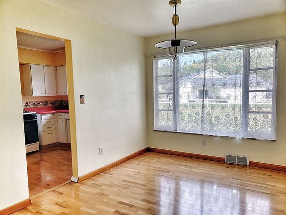 4th image of 333 E 12th St
