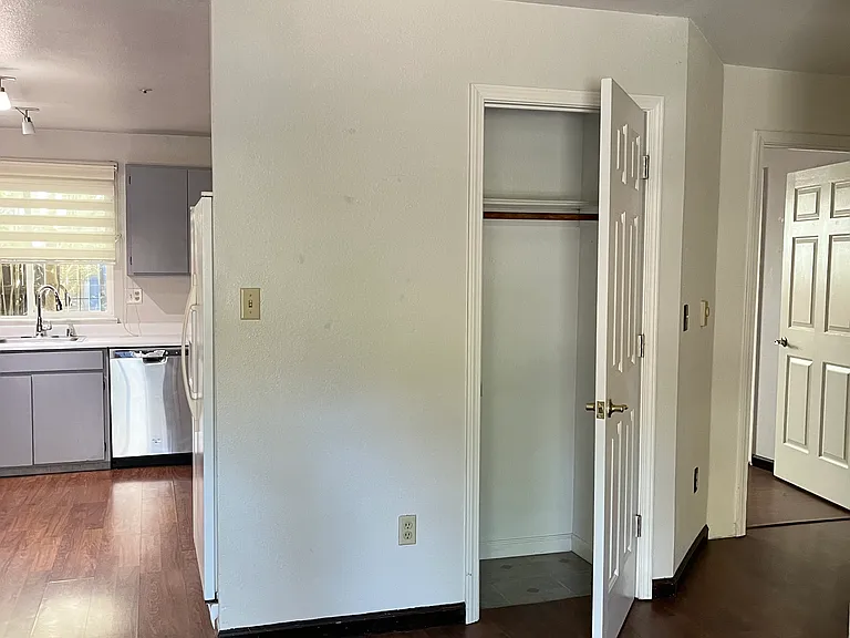 2460 Halsey Cir — Photo 12