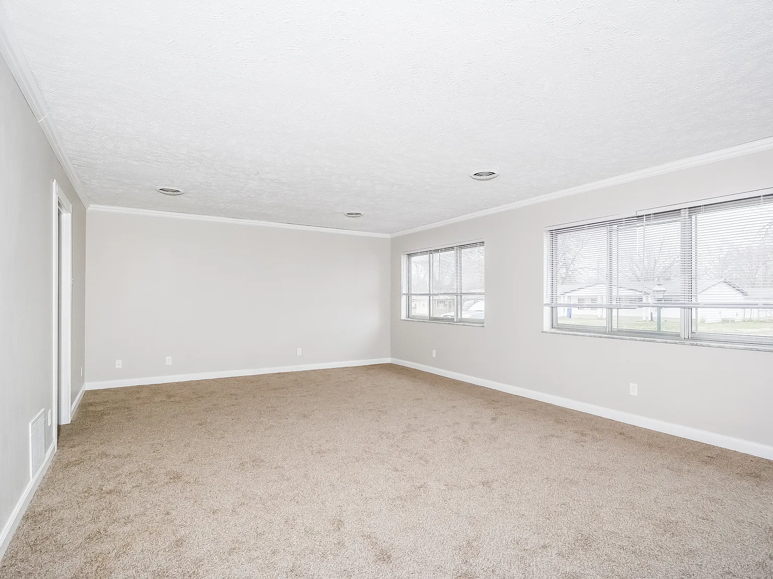 3 bed, 2.0 bath, 1288 sqft, $1,705 — Photo 3