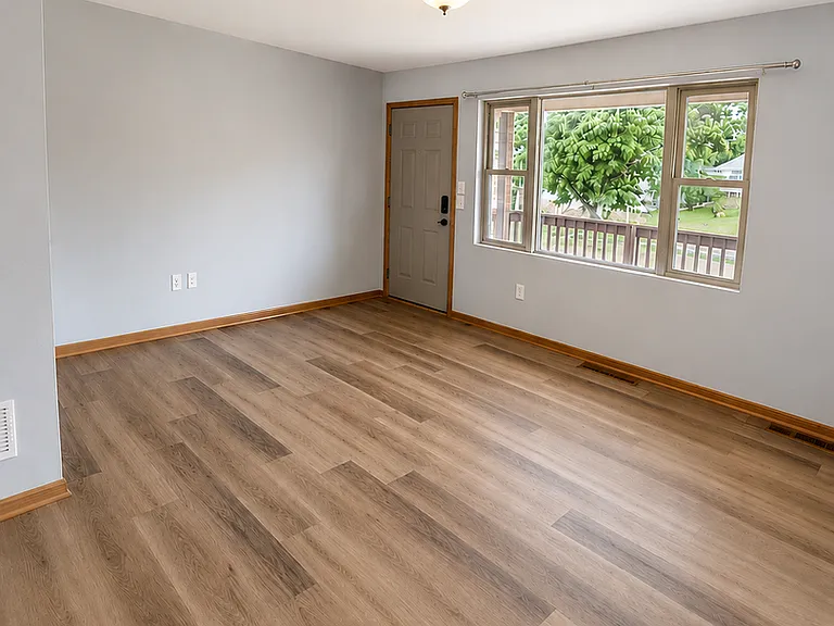 815-829 Hawkeye Dr — Photo 4