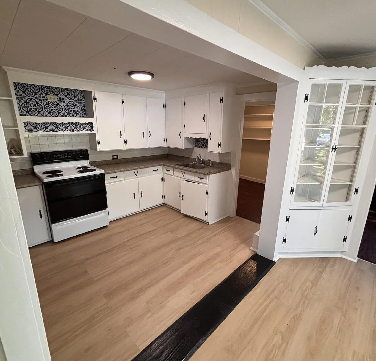 3 bed, 1.0 bath, 850 sqft, $2,150 — Photo 4