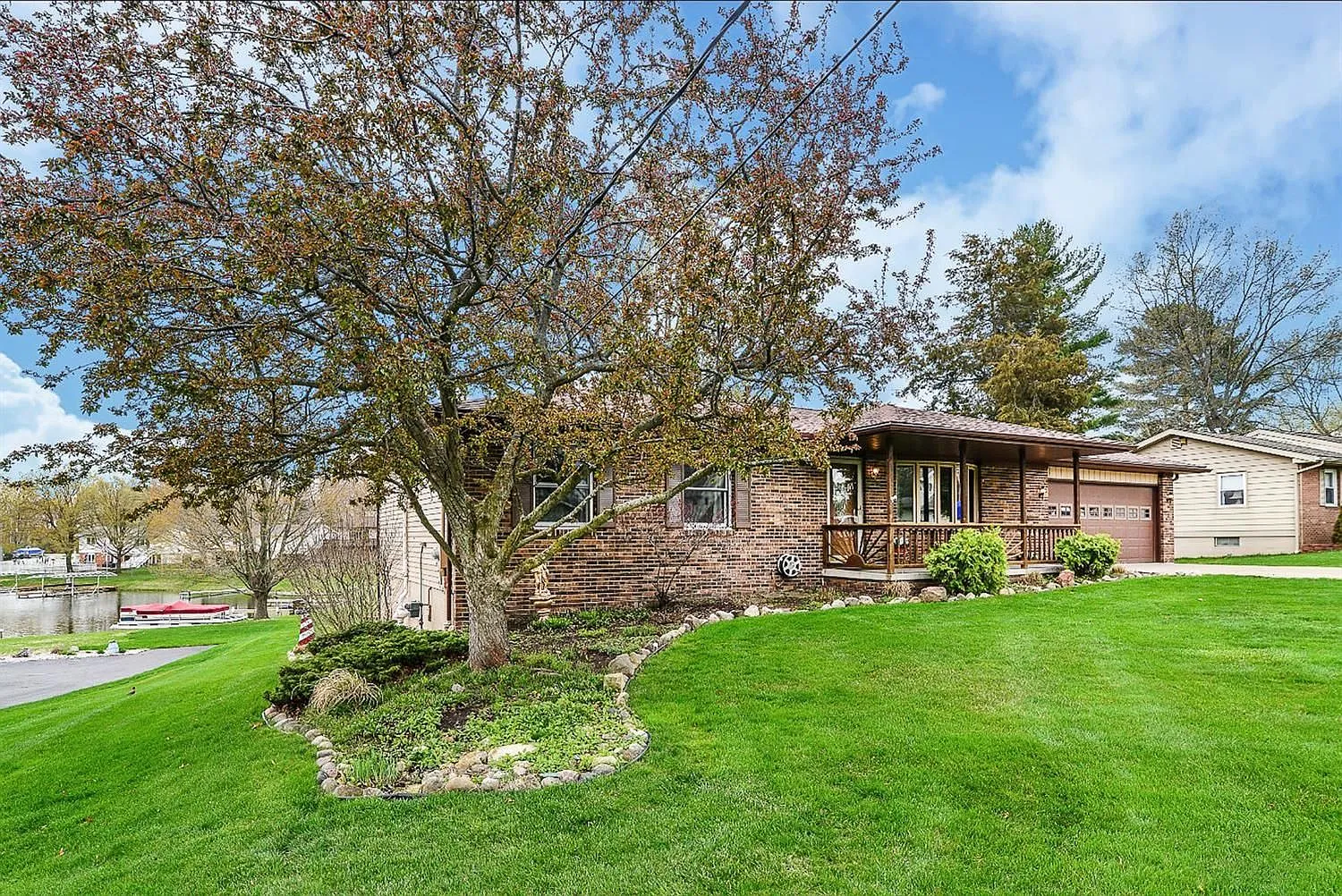 1134 Camelot Dr photo 1