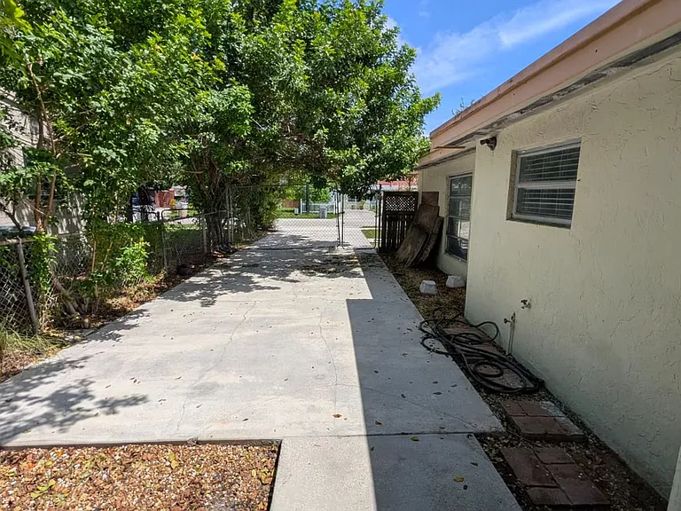1448 NE 27th Ct — Photo 21