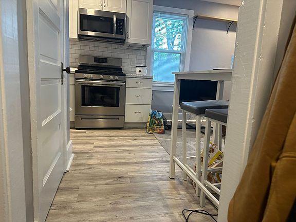 4th image of 908 W Beaver Ave