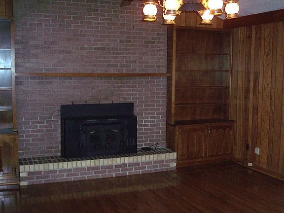 Family Room with vaulted Ceiling, Fireplace & Built-ins