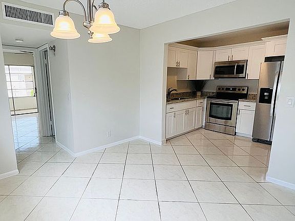 4th image of 712 Burgundy St #O