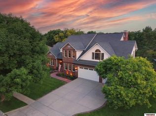8201 Dorset Dr, Lincoln, NE 68510