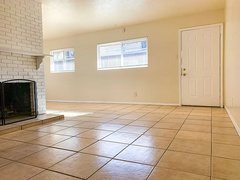 Spacious 2 Bedroom Apartment with Fireplace — Photo 12