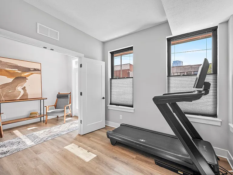 1403 Superior Ave E — Photo 44