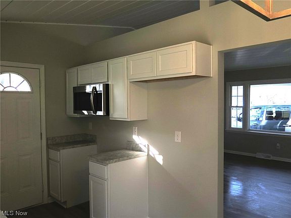 3rd image of 43019 Woodhill Dr