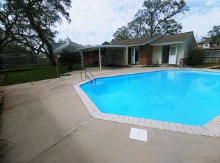 421 Surrey Dr, Gulf Breeze, FL 32561