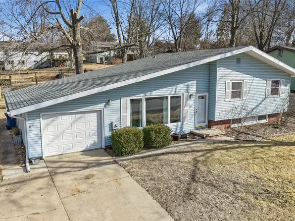 1104 Hazel St, Pella, IA 50219