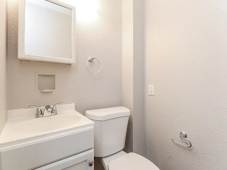 1016920_022_main_bathroom_13044660.jpg