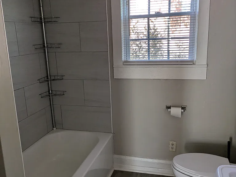 1526 Heath St — Photo 6